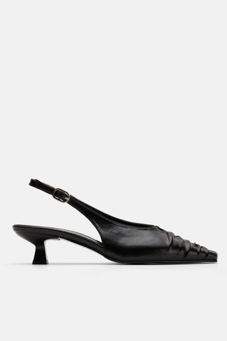 Siyah sivri burun slingback kitten topuklu kadın ayakkabısı,