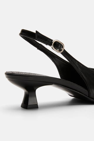 Siyah slingback ayakkabının ince kitten topuğu ve ayak bileği bandı,